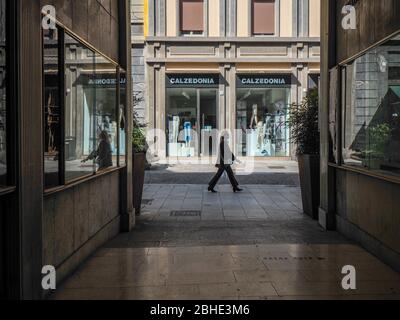 Cremona, Lombardia, Italia - 25 aprile 2020 - deserte città paesaggi nel centro e la vita quotidiana della città durante lo scoppio coronavirus città di chiusura Foto Stock