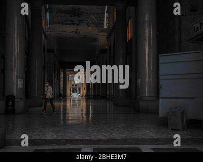 Cremona, Lombardia, Italia - 25 aprile 2020 - deserte città paesaggi nel centro e la vita quotidiana della città durante lo scoppio coronavirus città di chiusura Foto Stock