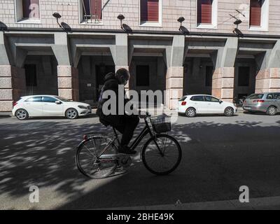 Cremona, Lombardia, Italia - 25 aprile 2020 - deserte città paesaggi nel centro e la vita quotidiana della città durante lo scoppio coronavirus città di chiusura Foto Stock