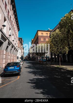 Cremona, Lombardia, Italia - 25 aprile 2020 - deserte città paesaggi nel centro e la vita quotidiana della città durante lo scoppio coronavirus città di chiusura Foto Stock