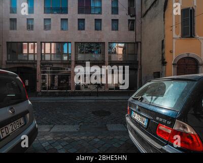 Cremona, Lombardia, Italia - 25 aprile 2020 - deserte città paesaggi nel centro e la vita quotidiana della città durante lo scoppio coronavirus città di chiusura Foto Stock