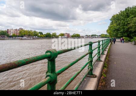 La riva del fiume a Putney guarda verso Fulham Palace, Londra, Inghilterra, Regno Unito Foto Stock