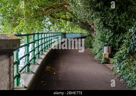 La riva del fiume a Putney guarda verso Fulham Palace, Londra, Inghilterra, Regno Unito Foto Stock