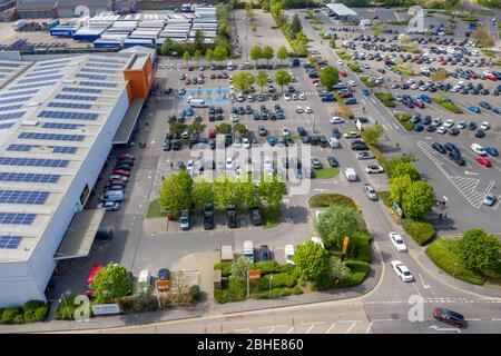 Lakeside, Essex, Regno Unito. 25 aprile 2020. Le code di acquirenti si snodano intorno al parcheggio di B&Q al Lakeside Shopping Center, mentre la catena apre 155 dei suoi negozi nel Regno Unito nonostante il coronavirus COVID-19 Lockdown Credit: Ricci Fothergill/Alamy Live News Foto Stock