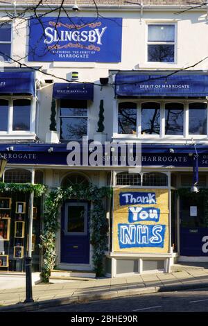 Negozio 'Spirit of Harrogate' con un messaggio di ringraziamento NHS su una finestra di imbarco, Montpellier Parade, Harrogate, North Yorkshire, Inghilterra, REGNO UNITO. Foto Stock