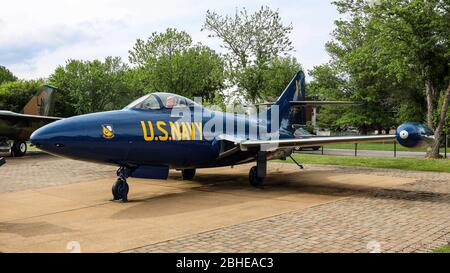 Epoca della guerra coreana Grumman F9F-5 Panther Navy da combattimento in mostra con Blue Angel Colors all'Aviation Heritage Park, Bowling Green, Kentucky, United States Foto Stock