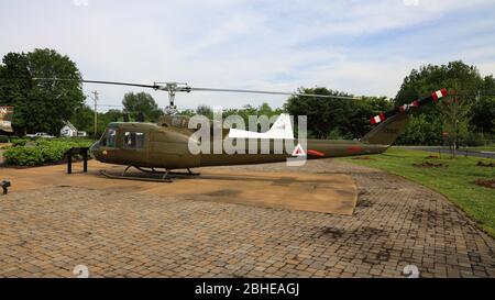 La serie Bell UH-1 Iroquois, meglio conosciuta come la 'Huey' in mostra all'Aviation Heritage Park, Bowling Green, Kentucky, Stati Uniti Foto Stock