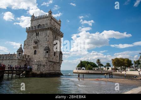 Lisbona, Portogallo, 19 Ottobre 2018: la famosa e pittoresca la Torre di Belem al fiume Tago a Lisbona Portogallo Foto Stock