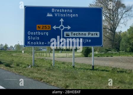 ZEELAND, 24-04-2020 , Dutchnews, plaatsnaambord, Breskens, Vlissingen, Oostburg, Sluis, Knokke-Heist, Schoondijke Foto Stock