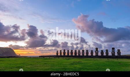 AHU Tongariki all'alba, Rapa Nui (Isola di Pasqua), Cile. Foto Stock