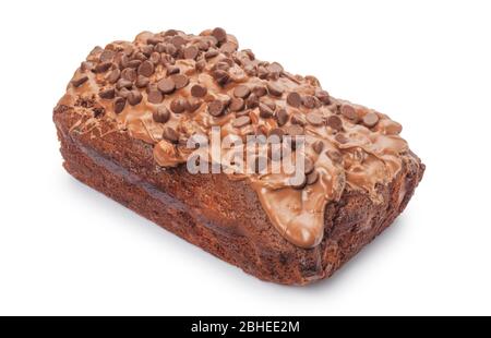 Studio di una torta di cioccolato intera tagliata su uno sfondo bianco - John Gollop Foto Stock