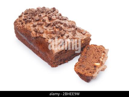 Studio di una torta di cioccolato fudge tagliata su uno sfondo bianco - John Gollop Foto Stock