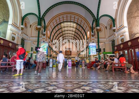 Ho Chi Minh City, Vietnam - 9 aprile 2018: Interno dell'ufficio postale principale di ho Chi Minh City, costruito durante il periodo francese, con alcuni passanti da un Foto Stock