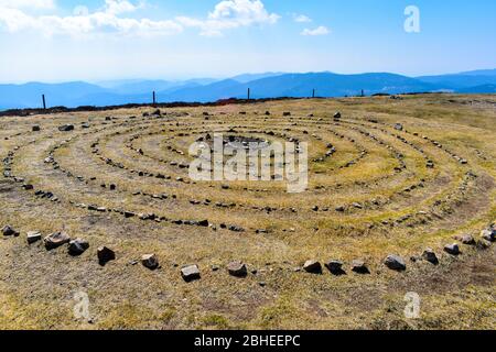 Simbolo della spirale in pietra celtica al Belchen. Foto Stock