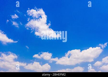 Nuvole bianche come lana di cotone sul cielo blu al mattino Foto Stock