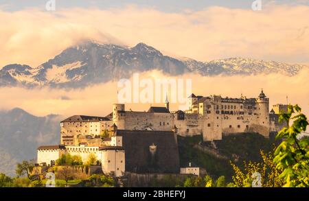 La città vecchia di Salisburgo si trova davanti alle alte montagne delle Alpi. Foto Stock