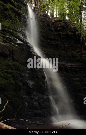 Cascata maggiore sul Nant Bwrefwr (ca 30 piedi). Foto Stock