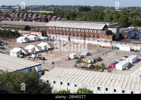 Smethwick, Birmingham, West Midlands, Regno Unito. 25 aprile 2020. L'incompiuto Midland Metropolitan Hospital di Smethwick, Birmingham, viene utilizzato come sito di test temporaneo regionale per coloro che presentano sintomi di COVID-19. Il sito di cambio marcia è il secondo in città dopo l'Edgbaston Cricket Ground. Il sito del super ospedale doveva essere terminato nell'ottobre 2018 prima che Carillion collassasse in amministrazione. L'ospedale è ora pronto per essere consegnato entro il 2022. Credito: Interrompi stampa Media/Alamy Live News Foto Stock