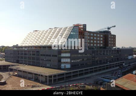 Smethwick, Birmingham, West Midlands, Regno Unito. 25 aprile 2020. L'incompiuto Midland Metropolitan Hospital di Smethwick, Birmingham, viene utilizzato come sito di test temporaneo regionale per coloro che presentano sintomi di COVID-19. Il sito di cambio marcia è il secondo in città dopo l'Edgbaston Cricket Ground. Il sito del super ospedale doveva essere terminato nell'ottobre 2018 prima che Carillion collassasse in amministrazione. L'ospedale è ora pronto per essere consegnato entro il 2022. Credito: Interrompi stampa Media/Alamy Live News Foto Stock