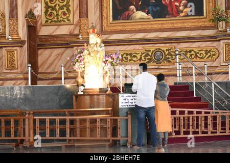 Coppie che pregano di fronte alla statua della Madonna della salute nella chiesa di Velankanni, anche conosciuta con affetto come "Lourdes dell'Est".la Basilica di nostra Signora di Goo Foto Stock