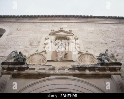 FACHADA DE LA IGLESIA - PORTADA PLATERESCA -HORNACINA CON LA IMAGEN DE LA INMACULADA - S XVI. AUTORE: GIL DE HONTAÑON (PIÙ ALTO). LOCATION: ITALY. Torrelaguna. MADRID. SPAGNA. Foto Stock