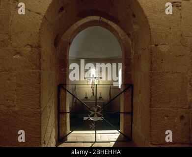 VISTA DEL ABSIDE CENTRALE DESDE UNA VENTANA ABOCINADA - CRUZ DE MALTA - S XIII. LOCALITÀ: IGLESIA DE LA VERA CRUZ. SEGOVIA. SPAGNA. Foto Stock