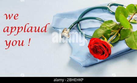 Giornata internazionale degli infermieri felici. Bella scheda complimenti per tutti gli infermieri e medici. Rosa rossa, stetoscopio e forma medica su sfondo blu. Foto Stock