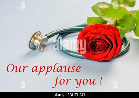 Giornata internazionale degli infermieri felici. Congratulazioni per tutti gli infermieri e i medici. Il nostro applauso per lei. Rosa rossa e stetoscopio su sfondo blu. Foto Stock