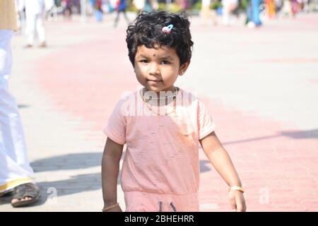 Ragazza felice che gioca al parco. Foto Stock