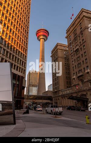 Calgary, Alberta - 24 aprile 2020: Vista della Torre di Calgary. La Calgary Tower è un punto di riferimento e attrazione turistica di lunga data nella città prateria di C. Foto Stock