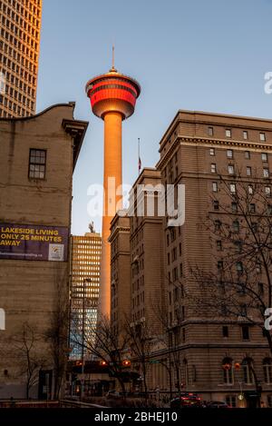 Calgary, Alberta - 24 aprile 2020: Vista della Torre di Calgary. La Calgary Tower è un punto di riferimento e attrazione turistica di lunga data nella città prateria di C. Foto Stock