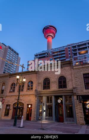 Calgary, Alberta - 24 aprile 2020: Vista della Torre di Calgary. La Calgary Tower è un punto di riferimento e attrazione turistica di lunga data nella città prateria di C. Foto Stock