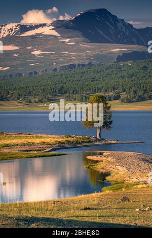 Lago Khoton, sullo sfondo Monti Altai, Parco Nazionale Altai-Tawan-Bogd, Provincia Bayan-Ulgii, Mongolia, Asia Foto Stock