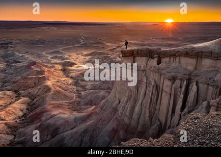 Turismo in piedi sulla formazione rocciosa Tsagaan Suvarga, Stupa Bianco, Vista all'alba, Dornogovi Aimag, Mongolia, Asia Foto Stock