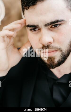 giovane uomo elegante e serio con barba che indossa abiti formali Foto Stock