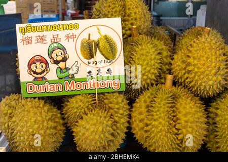 Bangkok, Thailandia - 3 marzo 2020: Frutta Durian in vendita in un mercato a Bangkok, Thailandia Foto Stock