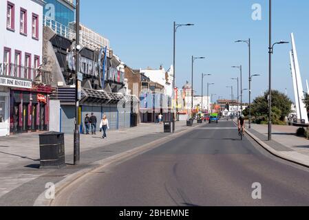 Southend on Sea, Essex, Regno Unito. 25 Aprile 2020. Alcune persone sono fuori godendo il caldo giorno soleggiato del fine settimana a Southend on Sea, ma sono in gran parte obbedendo alla richiesta di rimanere a casa durante il periodo di blocco della pandemia di Coronavirus COVID-19. Quelli che sono fuori stanno rispettando le linee guida di distanza sociale Foto Stock