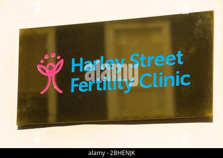 Cartello in ottone per la Clinica della fertilità – la Clinica della fertilità di Harley Street – al di fuori degli uffici di consulenza medica / stanze a Harley Street, Londra. REGNO UNITO. (118) Foto Stock