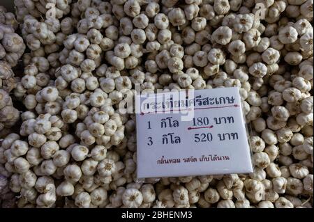 Bangkok, Thailandia - 3 marzo 2020: Un mucchio di aglio bianco secco in vendita in un mercato di Bangkok, Thailandia Foto Stock