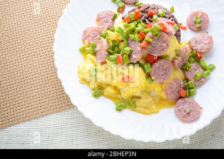 Salsiccia di maiale fermentata Omelet con uova e peperoncini, questo piatto sarebbe delizioso fritto in grande quantità di olio caldo. Foto Stock