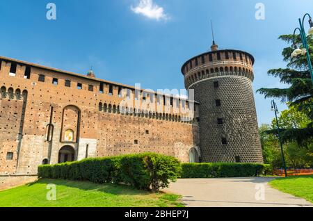 Milano, 9 settembre 2018: Torre dello Spirito Santo Torrione di Santo Spirito e muretti in mattoni dell'antico Castello medievale di Sforza Castello Sforzesco con prato verde e cielo blu, Lombardia Foto Stock