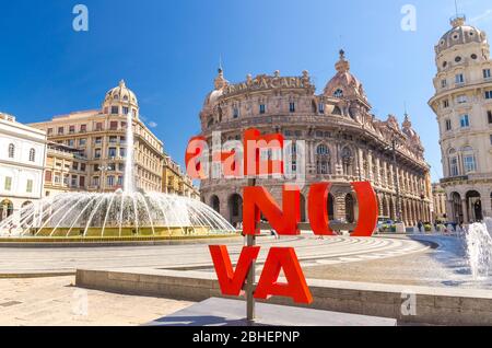 Genova, Italia, 11 settembre 2018: Lettere rosse Genova più di questo slogan in Piazza De Ferrari con fontana e Palazzo della Nuova Borsa nel centro storico della città vecchia, la Liguria Foto Stock