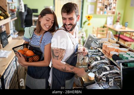 colleghi che si divertono al lavoro, giovani, che lavorano, si divertono, si divertono Foto Stock