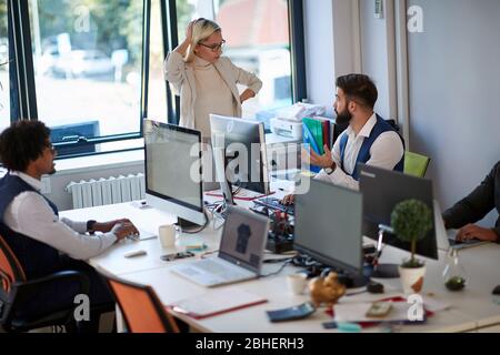 bionda boss caucasica femmina che si chiede, pensando a idea di business dipendente. concetto di business multietnico Foto Stock