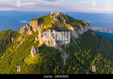 Vista aerea della vetta: scale per i turisti in un paesaggio estivo, Ceahlau montagna in rumeni Carpazi Foto Stock