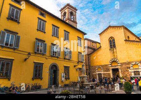 Lucca, Italia, 13 settembre 2018: Chiesa di San Salvatore in Piazza Piazza con fontana della Pupparona nel centro storico della città medievale, vista serale, Toscana Foto Stock