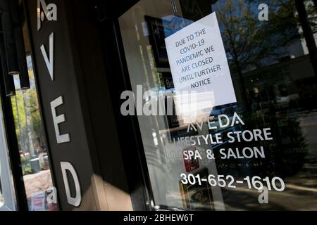 Un cartello che informa i clienti che il salone Aveda e la spa sono chiusi per il Covid-19 a Bethesda, Maryland, il 22 aprile 2020. Molti retai non essenziali Foto Stock