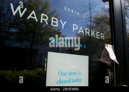 Un cartello che informa i clienti che un negozio al dettaglio Warby Parker è chiuso a Bethesda, Maryland, il 22 aprile 2020. Molti negozi al dettaglio non essenziali sono stati o Foto Stock