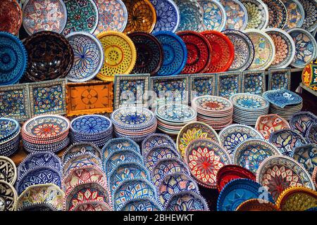 ceramica orientale dipinta a mano tradizionale su una bancarella del mercato Foto Stock