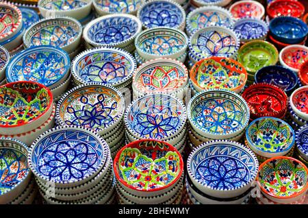 Molte ciotole tradizionali asiatiche dipinte a mano in porcellana su una bancarella del mercato Foto Stock